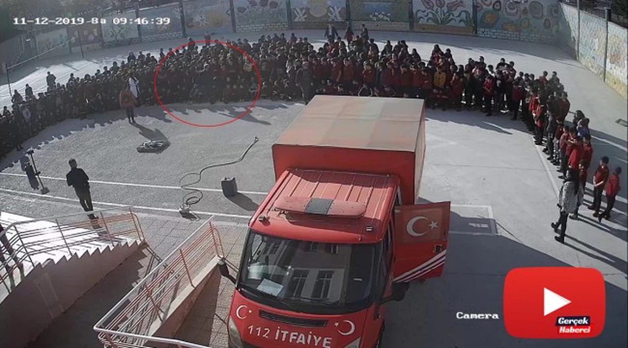 Müdürün öğrenciye tekme attığı anlar saniye saniye güvenlik kamerasına yansıdı