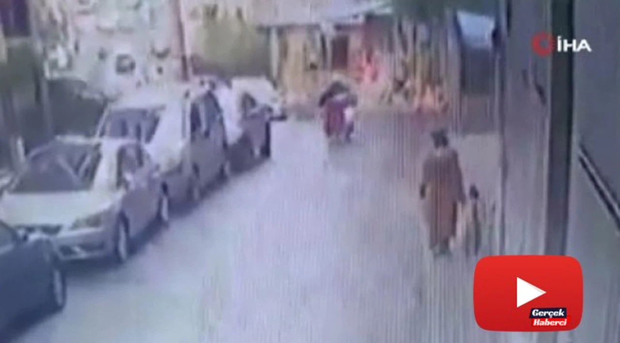 Otomobille motosikletin çarpışma anı kamerada