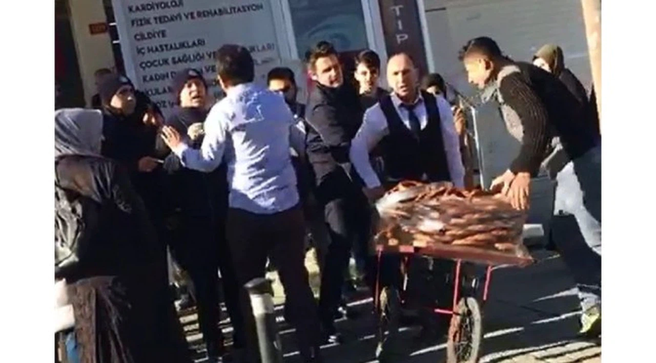 Simitçiye müdahale eden zabıtaya kızan esnaf, tüm simitleri satın aldı