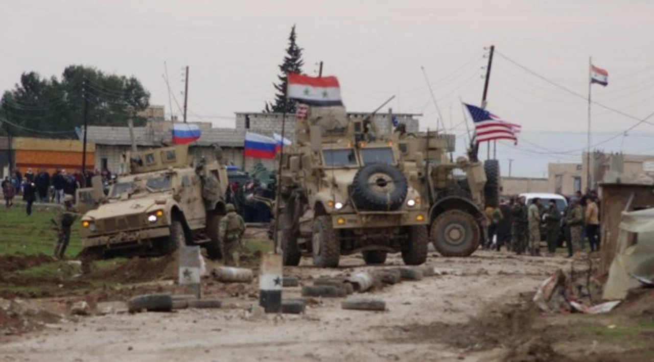 Suriye'de bir ABD askeri konvoyu saldırıya uğradı, Rus askerleri çatışmanın büyümesini önledi