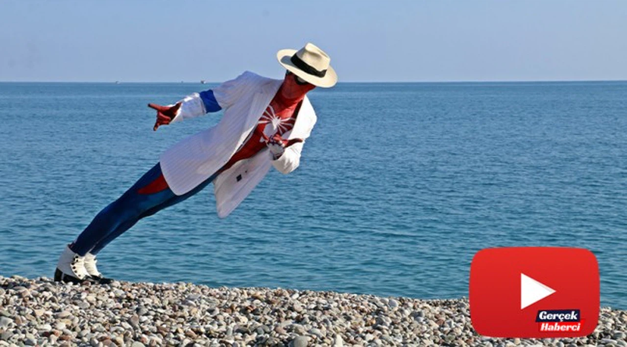 Umulmadık anda ortaya çıkıyor, gören telefona sarılıyor