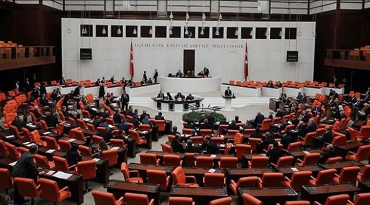 AK Partili vekil isyan etti: Vatandaş geliyor, yanak değdirmeler, öpüşmeler…