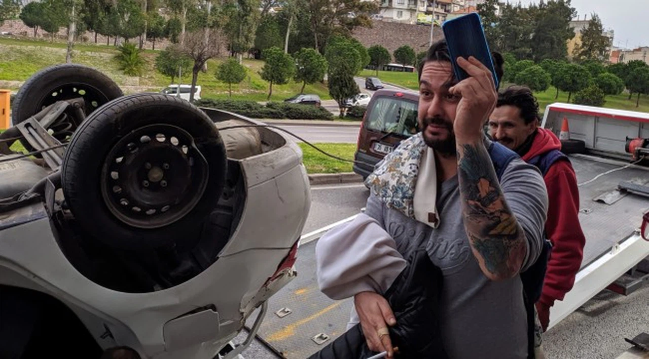 Ehliyetsiz sürücü takla attı, aracını bırakıp kaybolan telefonunu aradı