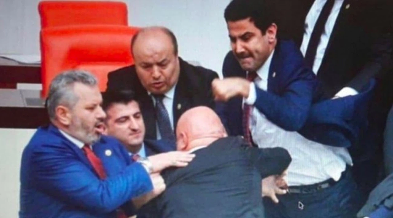 Engin Özkoç'a yumruk atan AKP'li Yıldız'ın eli 3 yerden kırılmış