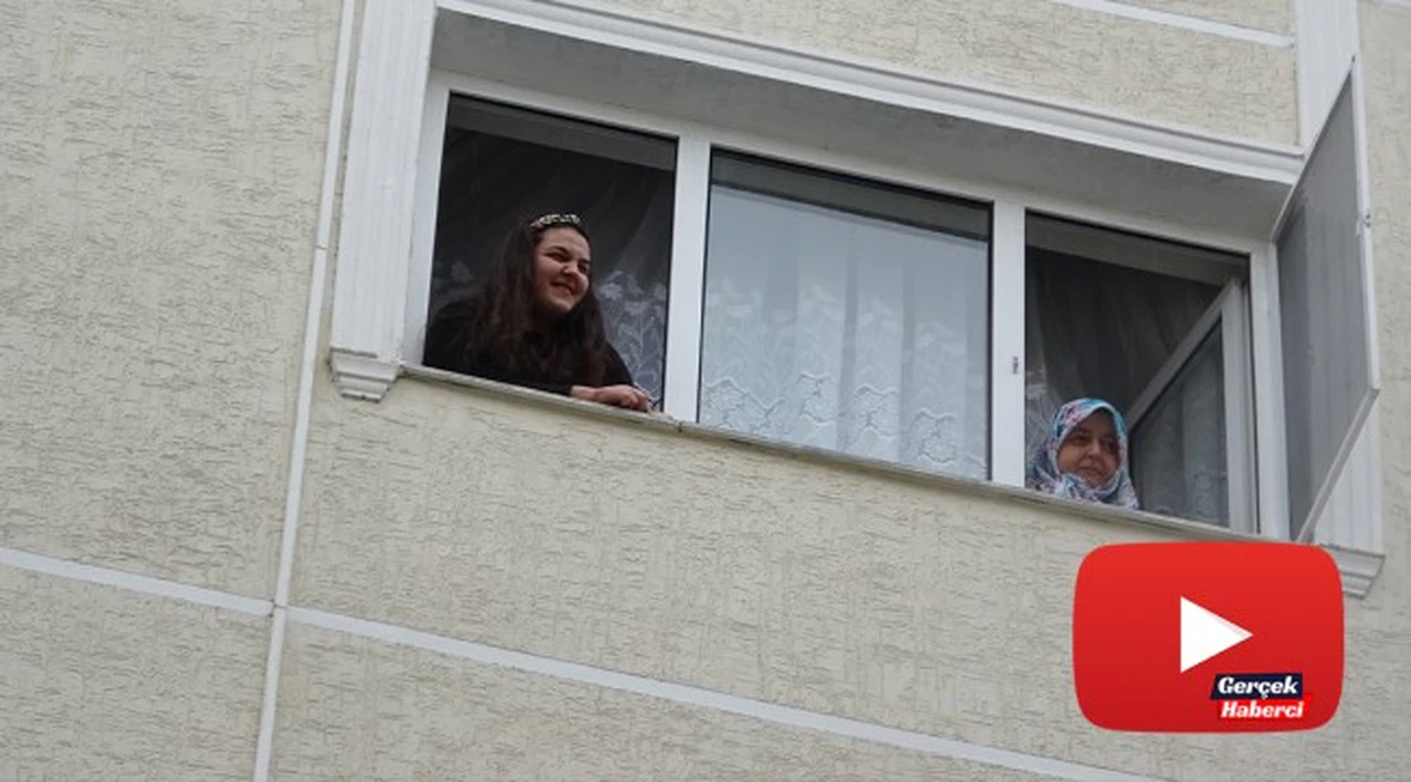 Evden çıkamayan komşular camdan cama gün yaptı