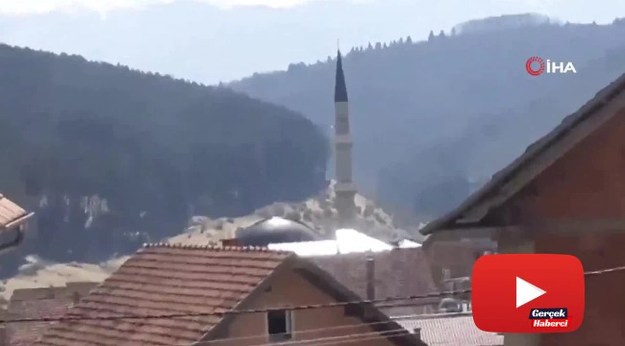 Ezan okuyan müezzin gözyaşlarına hakim olamadı