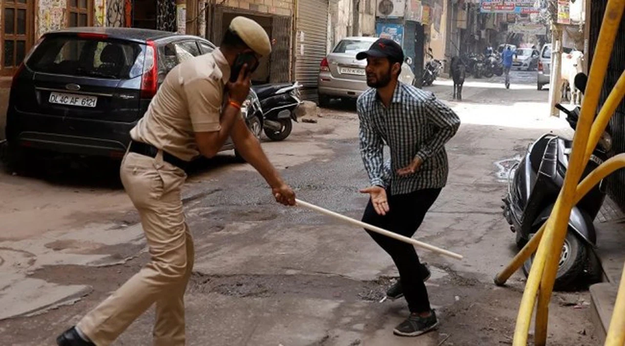 Hindistan'da sokağa çıkma yasağına uymayanlara polis sopayla 'müdahale etti'