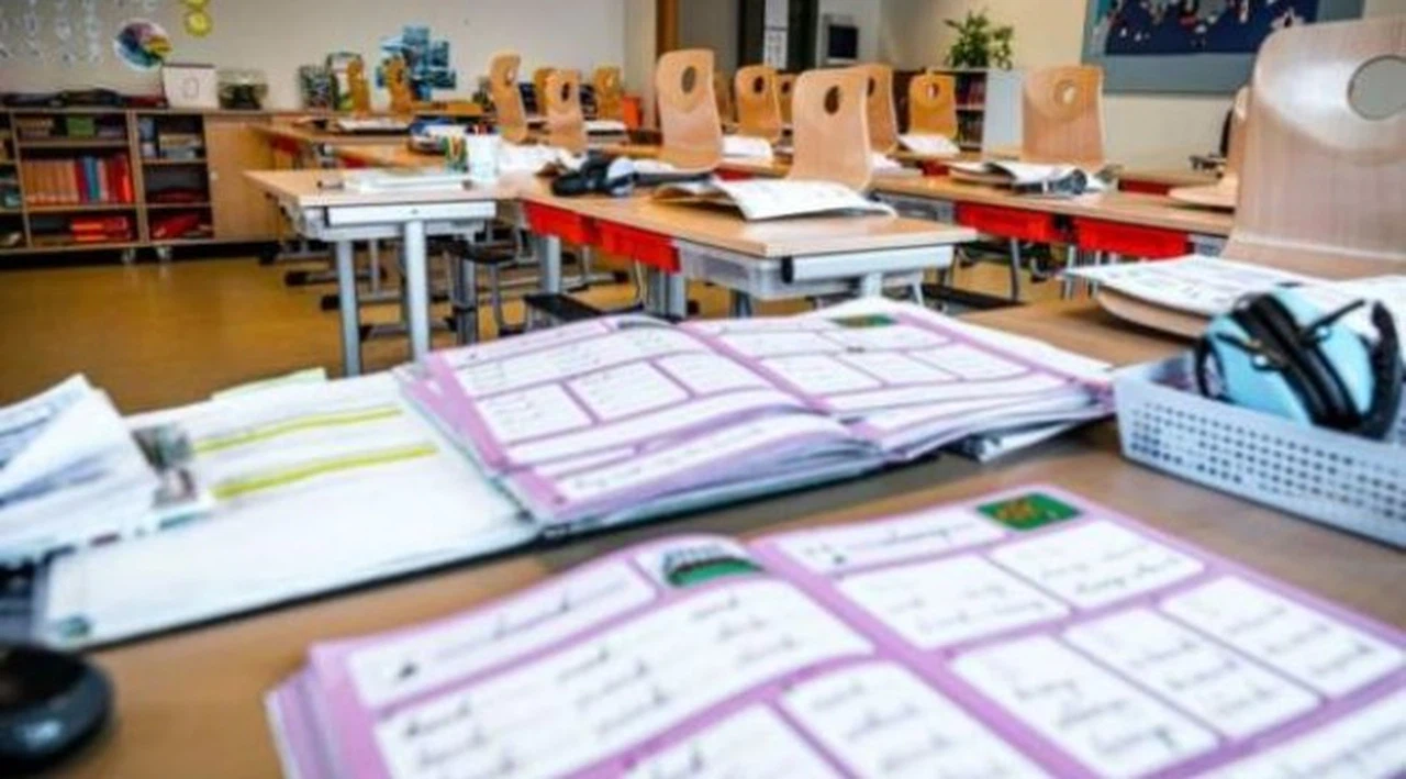 Hollanda'da okullar yarından itibaren kapatılacak, İngiltere'de marketleri asker koruyacak
