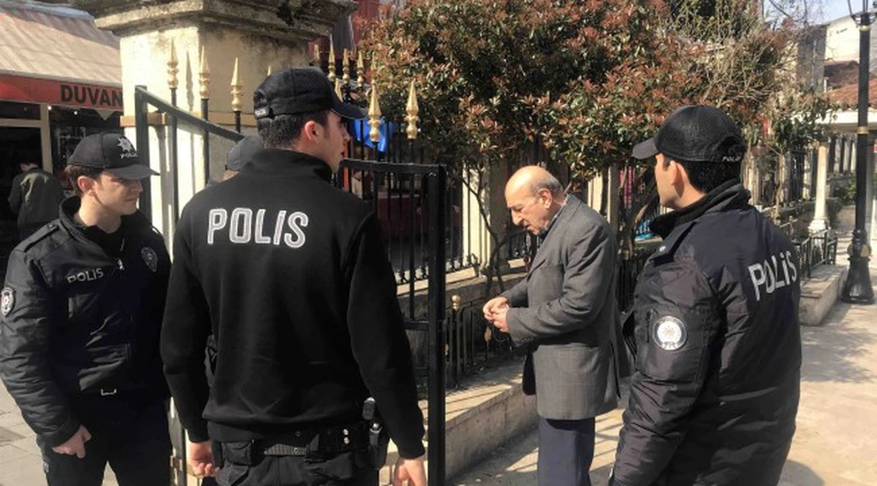 İstanbul’da polis sokağa çıkma yasağına uymayan yaşlıları uyardı