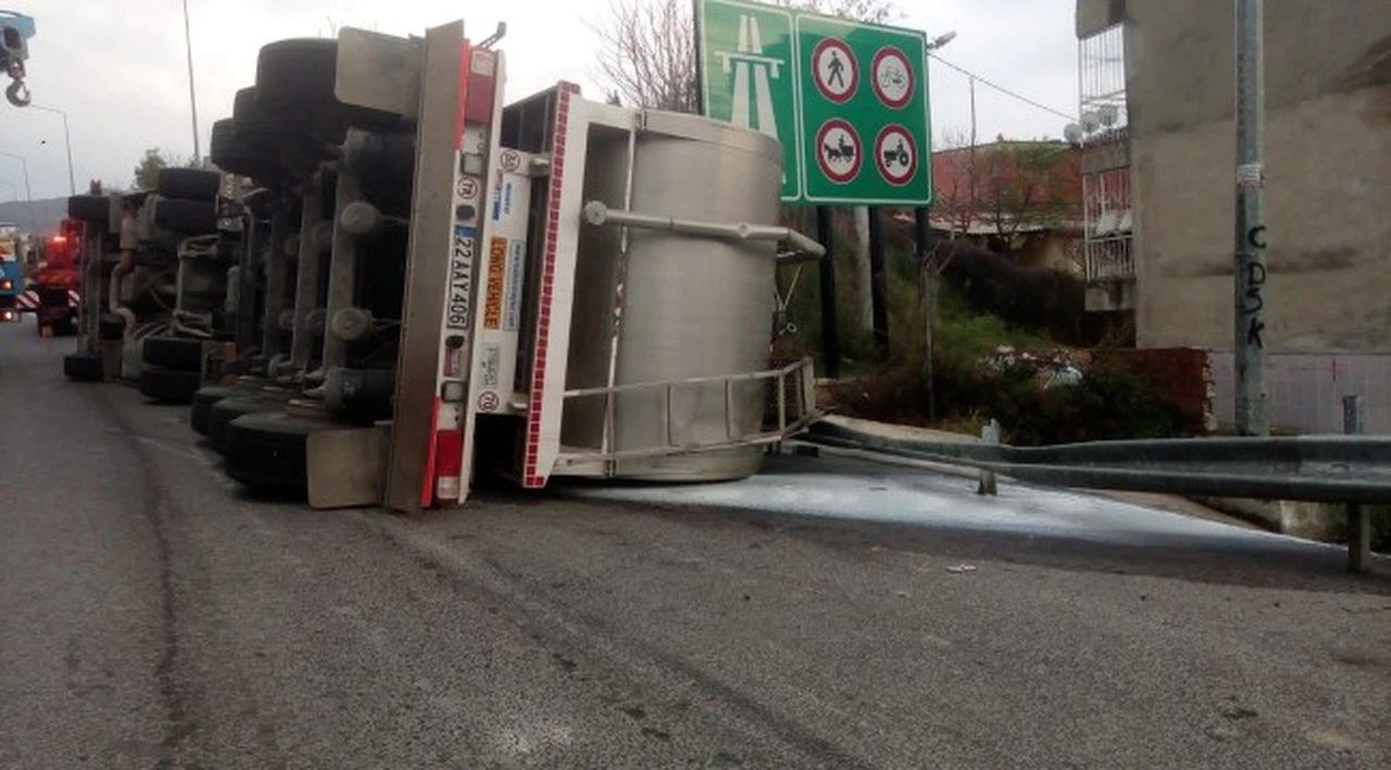 İzmir’de süt dolu tır devrildi: 1 yaralı