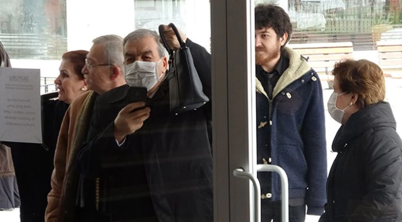 Korona virüsü korkusuyla nikahı camın arkasından izlediler
