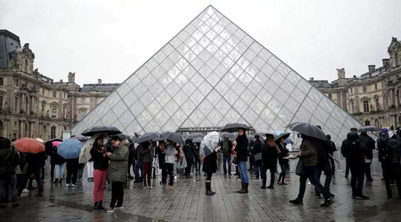 Koronavirüsten korkan görevliler çalışmama kararı aldı: Louvre Müzesi bugün de kapılarını kapattı