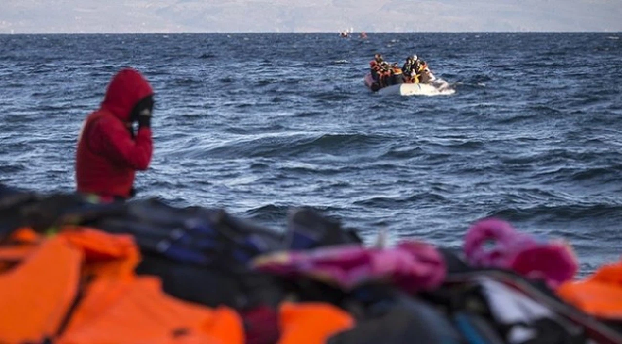 Midilli Adası’nda halk mültecilerin kıyıya çıkmasını engelledi