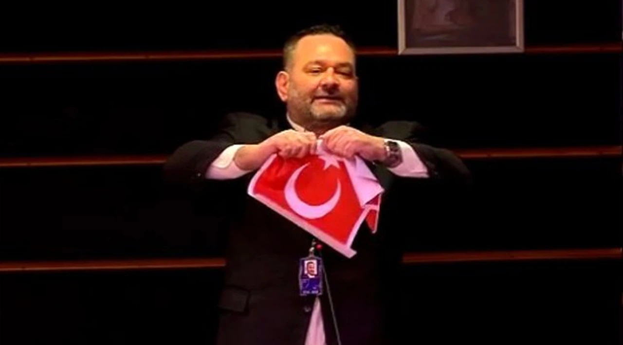 Türk bayrağını yırtan küstah Yunan vekil, göçmen yakalamak için sınıra indi