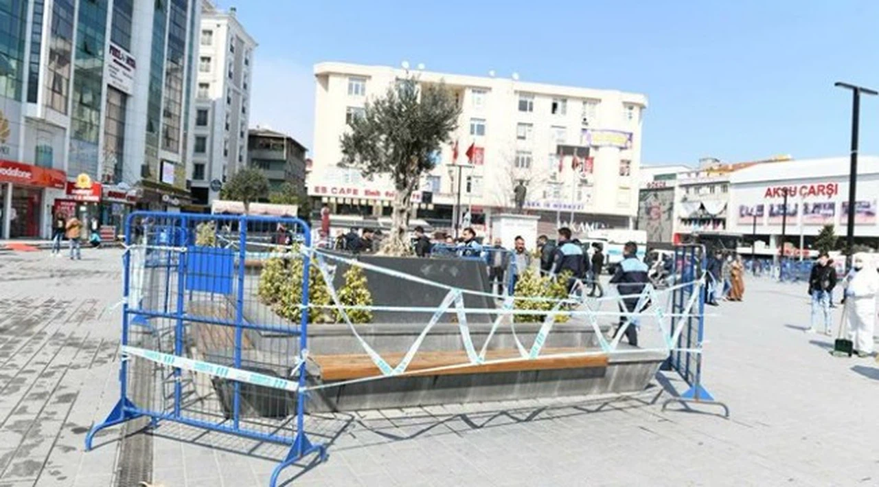 Vatandaşlar koronavirüs uyarılarına kulak asmayınca bankların çevresi demir bariyerlerle çevrildi
