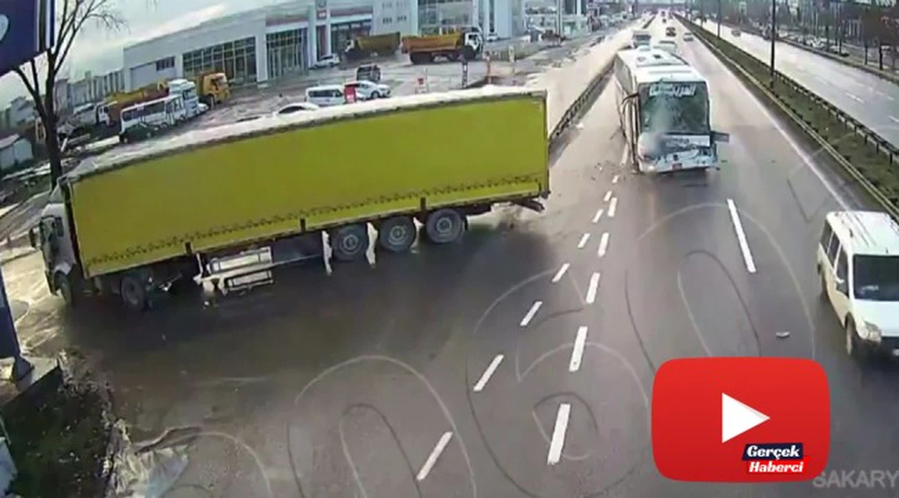 Yabancı uyruklu vatandaşları taşıyan otobüsün kaza anı kameraya yansıdı