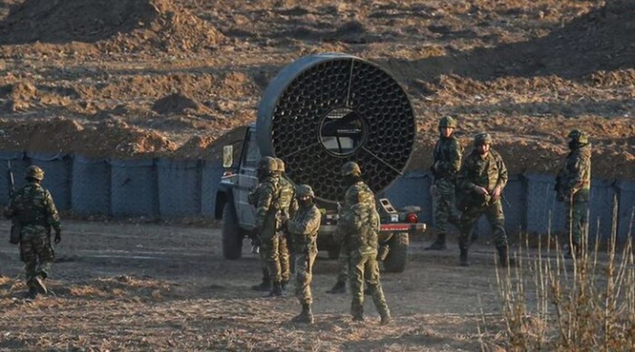 Yunan askerlerinden akılalmaz yöntem! Aracın arkasına fan monte ettiler