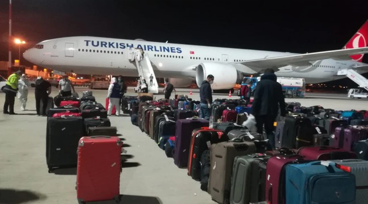 Ateşi yüksek çıkan yolculardan birisi İzmir’de hastaneye kaldırıldı