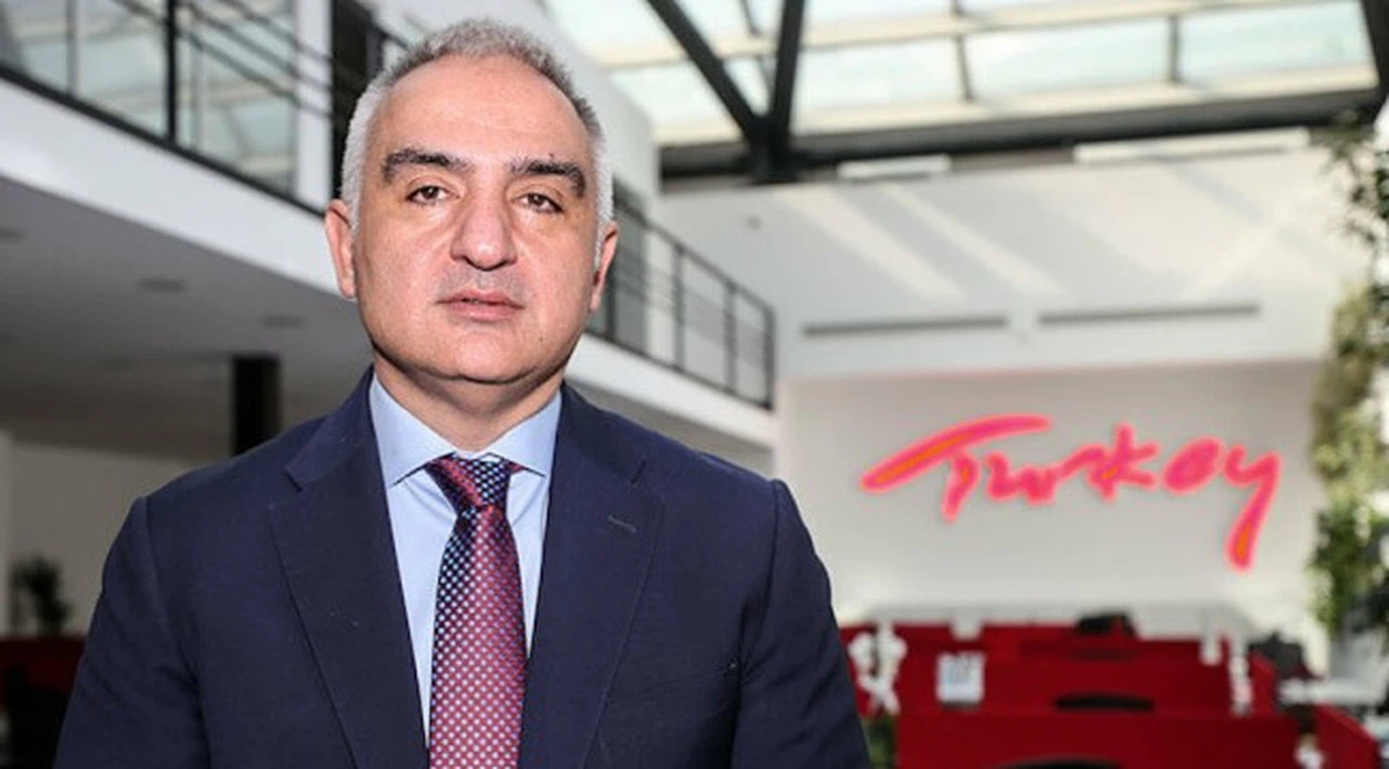 Bakan Ersoy'dan profesyonel turist rehberleri ve MüzeKartlılara müjde