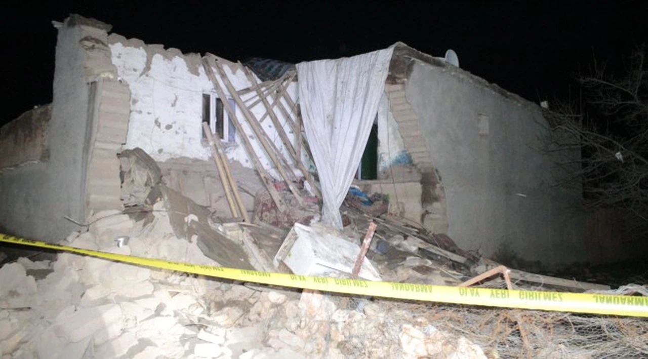 Diyarbakır'da aşırı yağışlardan dolayı kerpiç ev çöktü
