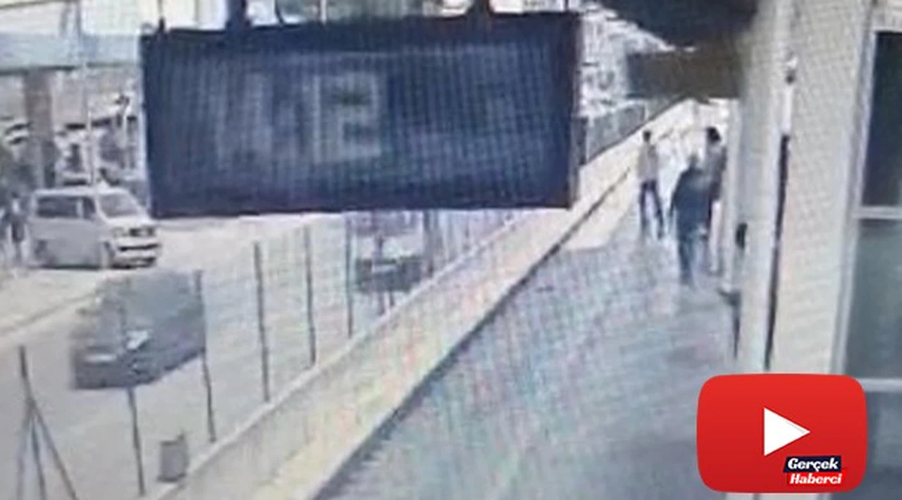 Fenalaşıp rayların üzerine düşen genç hayatını kaybetti...O anlar kamerada