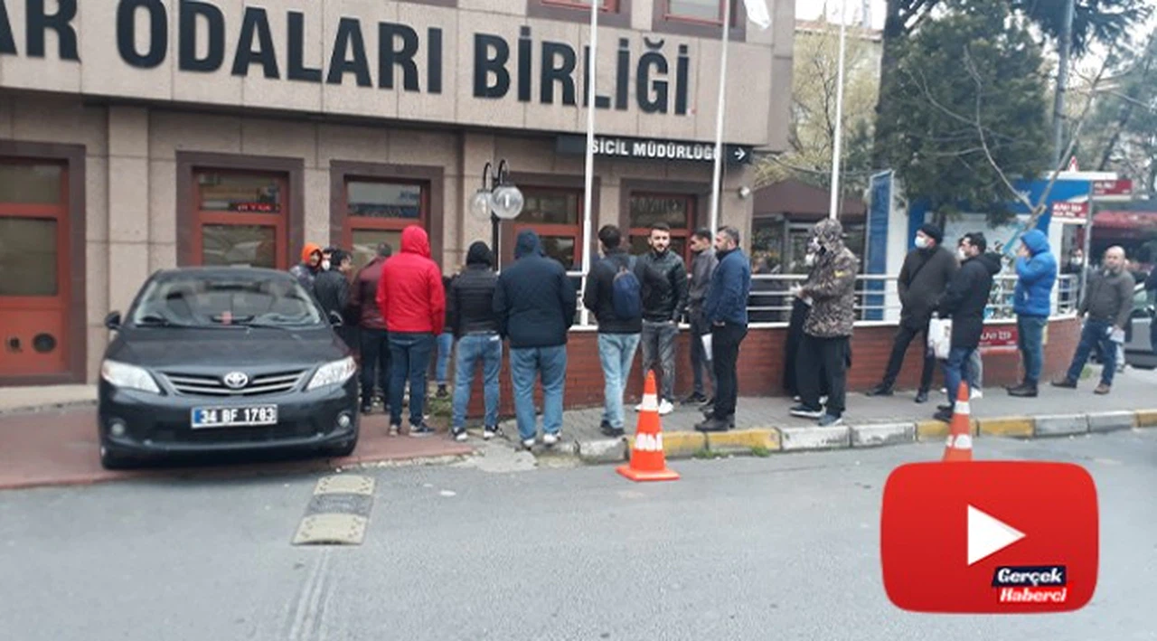 Kredi desteğine gelen vatandaşlar sosyal mesafe kuralına uymadı