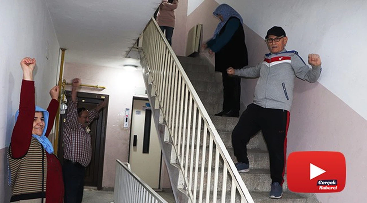 Sokağa çıkamayan 65 yaş üstü vatandaşlar apartmanda spor yapıyor