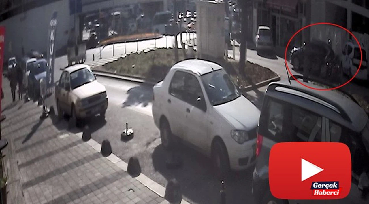 Aracından inen şahsa motosikletin çarptığı anlar kamerada