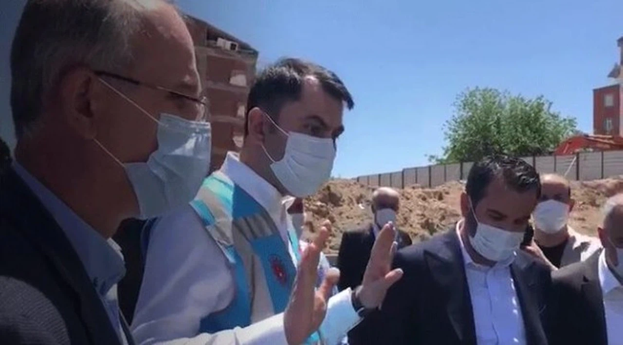 Bakan Kurum’dan Elazığ’da yüklenici firmanın müteahhidine sert uyarı! ‘’İşini düzgün yapmaya niyetin yoksa bırak’’