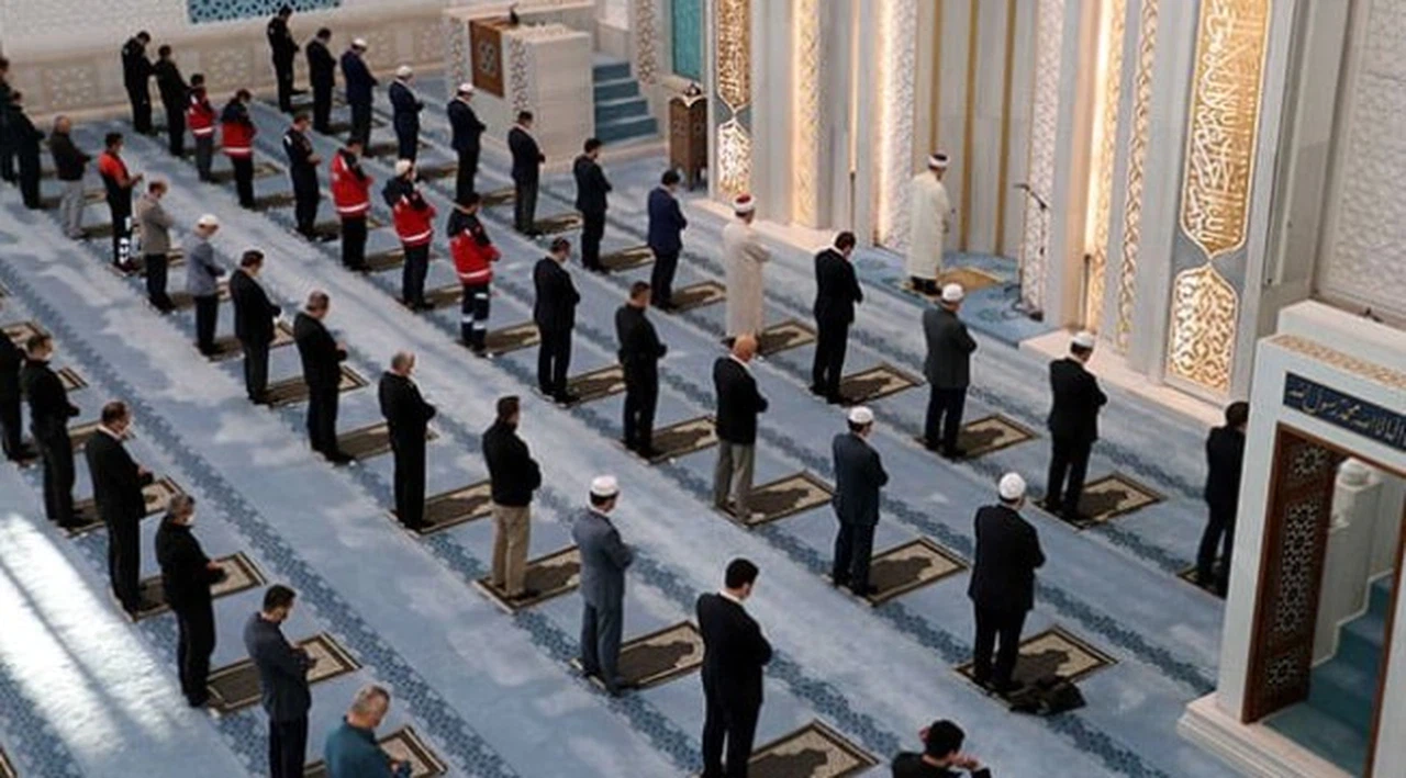 Bayram namazı sadece Ankara'da, kısıtlı sayıda katılımla kılındı