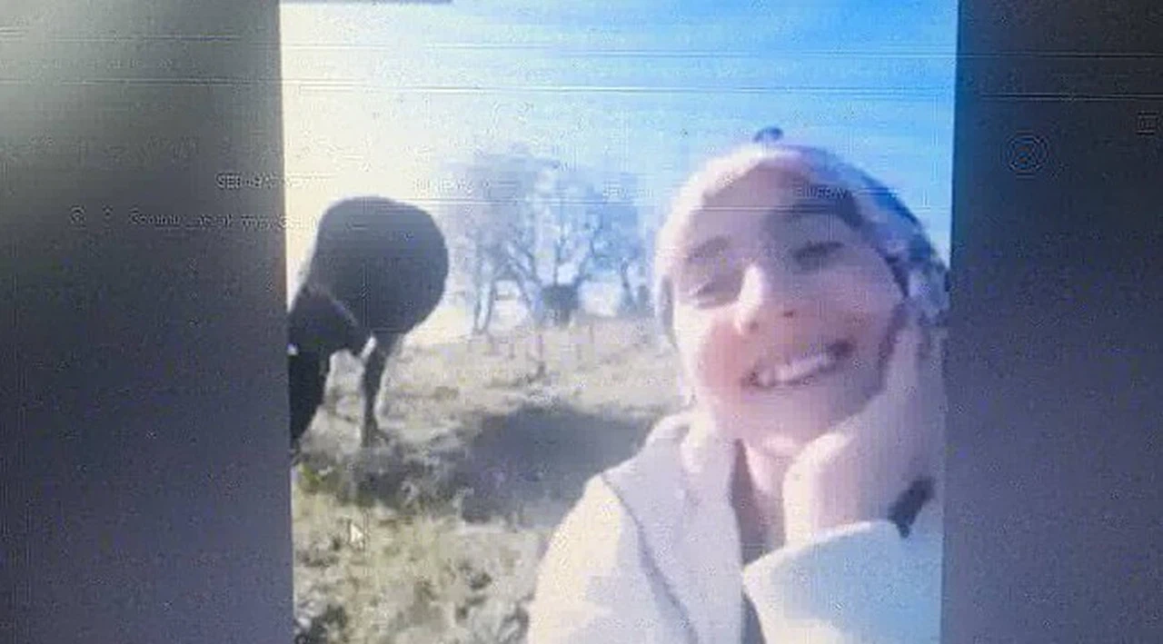 İnek otlatırken EBA canlı derse katılan kıza, Bakan Selçuk’tan övgü