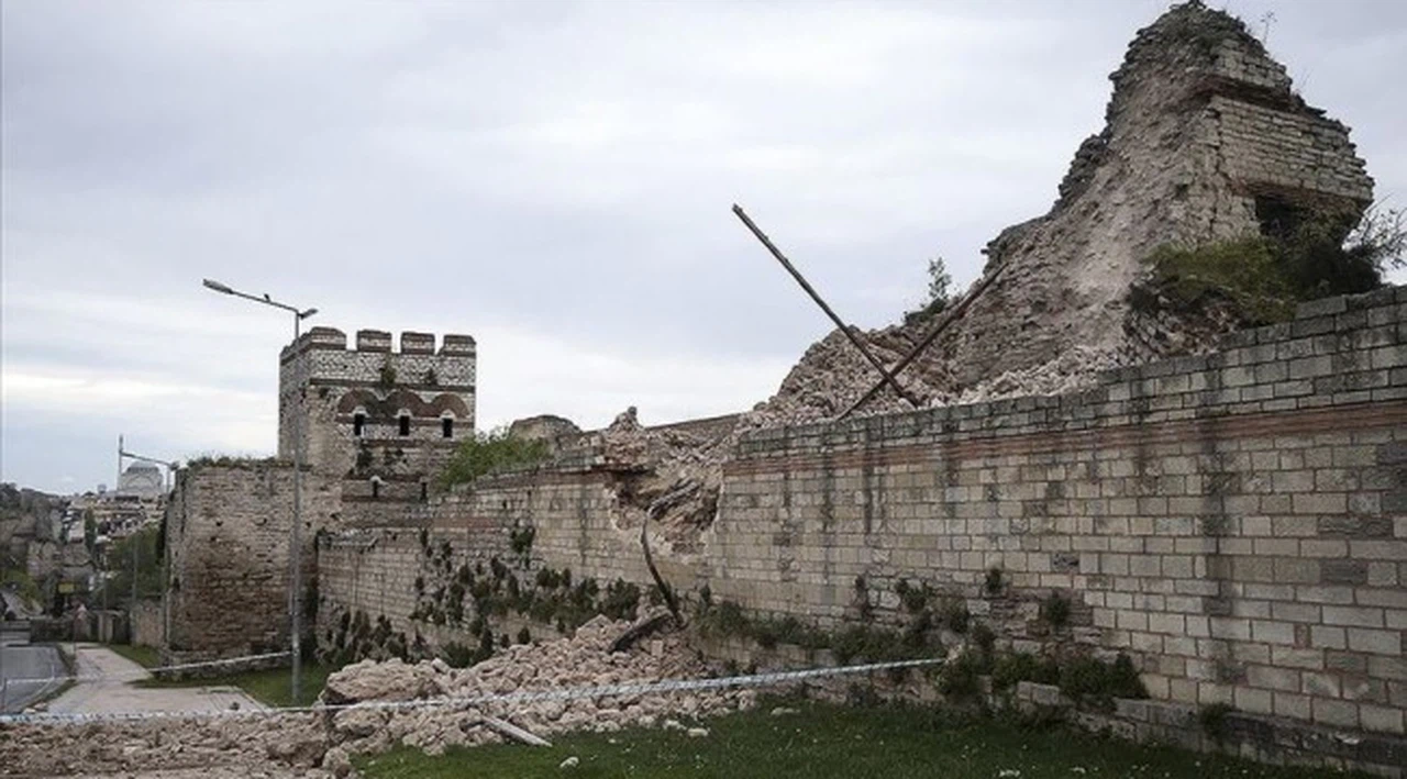 İstanbul'daki tarihi surlarda çökme meydana geldi