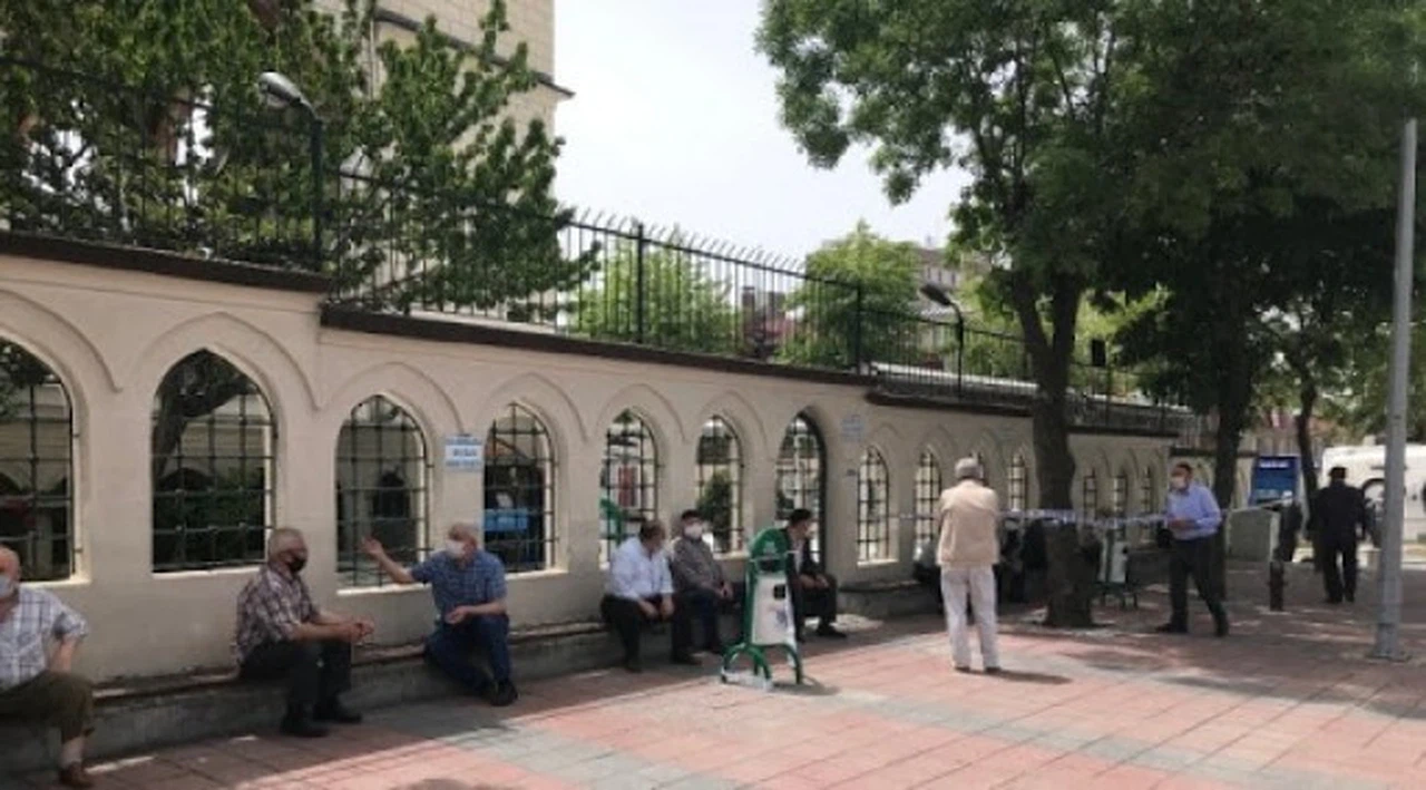 Koronavirüs tedbirleri kapsamında tanınan izinle sokağa çıkan 3 yaşlı, sıcaktan bayılarak hastaneye kaldırıldı