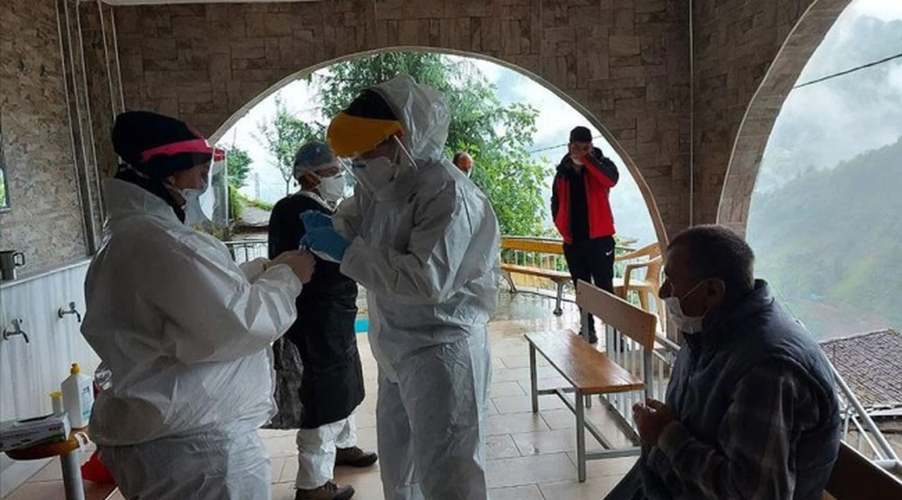 Rize'ye gelen 4 bin 569 çay üreticisine Kovid-19 testi yapıldı