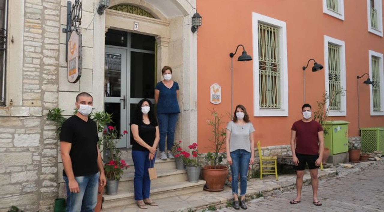 SAĞLIK ÇALIŞANI BİR BUÇUK AY KONUK EDİLDİĞİ OTELDEN EVİNE ALKIŞLARLA UĞURLANDI