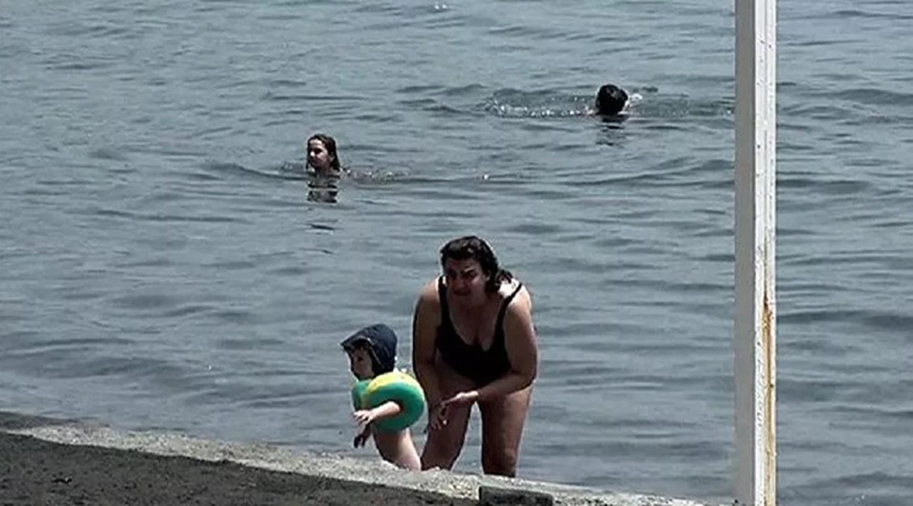 Yasağa rağmen denize girenler 'Hemen eve gideceğiz' diye tepki gösterdi