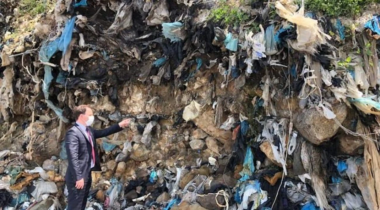 Zonguldak sahiline atılan tıbbi ve evsel atıklar 'çöp dağı' oluşturdu