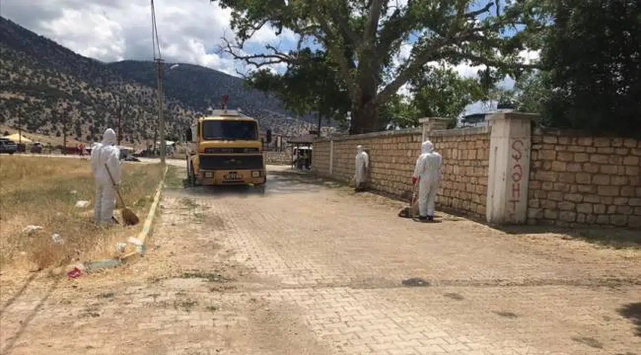 Antalya'daki Abdal Musa Türbesi, ziyaretçi çiftte Kovid-19 çıkınca kapatıldı