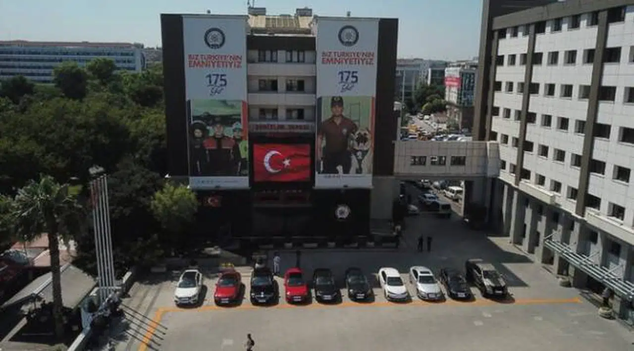 'Bataklık Operasyonu'nda ele geçirilen lüks araçlar sergilendi