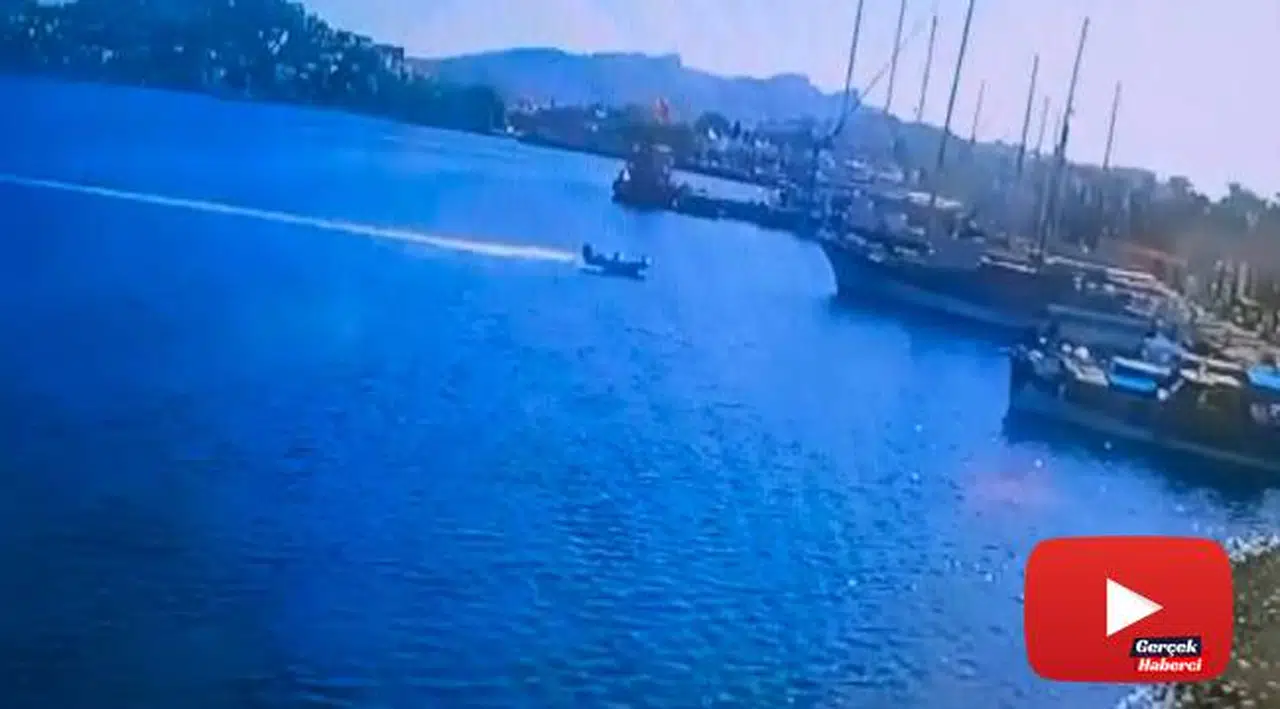 Bot kazası saniye saniye güvenlik kamerasına yansıdı