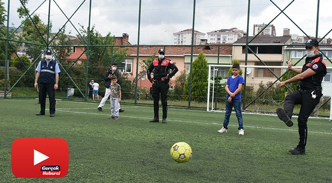 Çocuklar sokağa çıkma izinlerinde polis ve zabıta ekipleriyle futbol oynadılar, ip atladılar