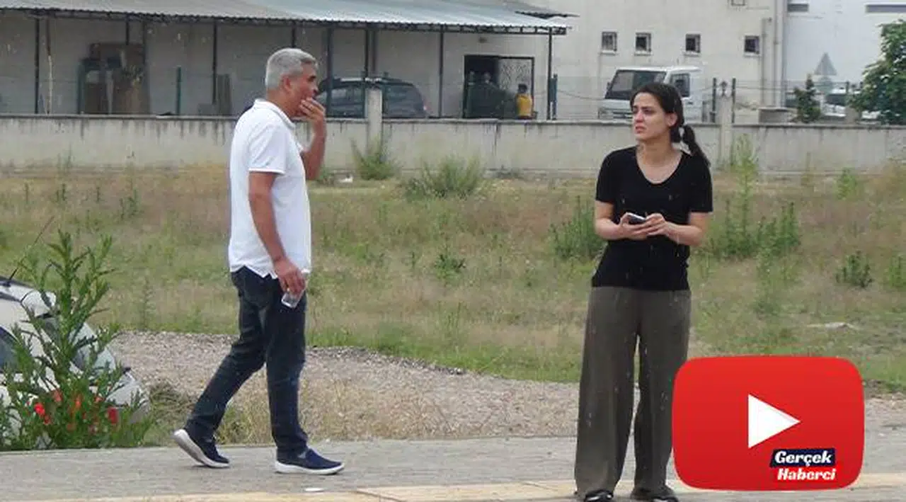 Duran otomobile böyle çarptı....Sürücü ile kızı gözyaşlarına boğuldu