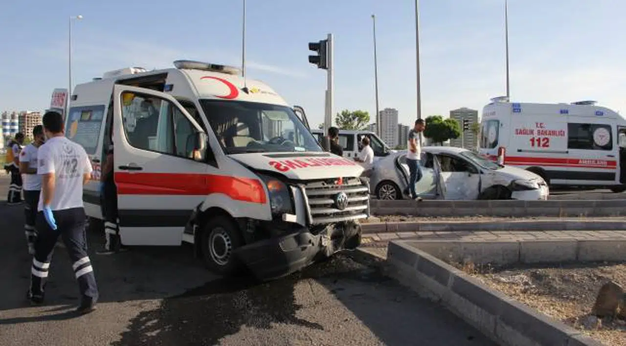 Koronavirüs vakası taşıyan ambulans kaza yaptı: 2 yaralı