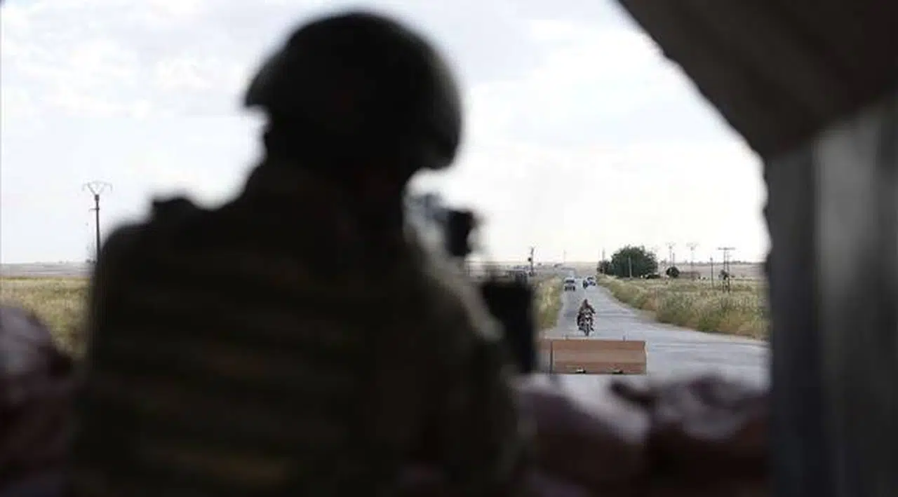 MSB: Tel Abyad'da sivilleri hedef alma hazırlığındaki PKK/YPG'li terörist komandolarımızca yaralı yakalandı