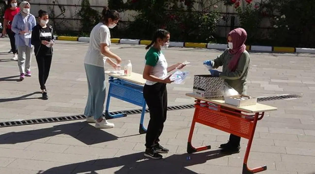 Öğrencilerin yanlış saatte sınavdan çıkarılmasıyla ilgili inceleme