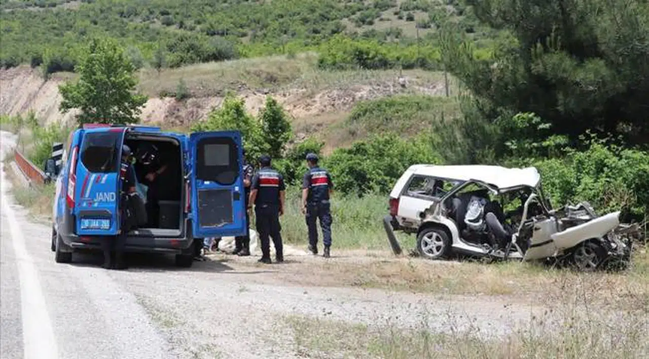 Otomobil köprünün korkuluklarına çarptı: Aynı aileden 6 kişi yaşamını yitirdi