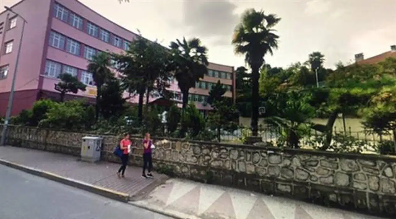 Oy birliğiyle kültür varlığı olarak kabul edilen okulun tescili, aynı kurul tarafından iptal edildi
