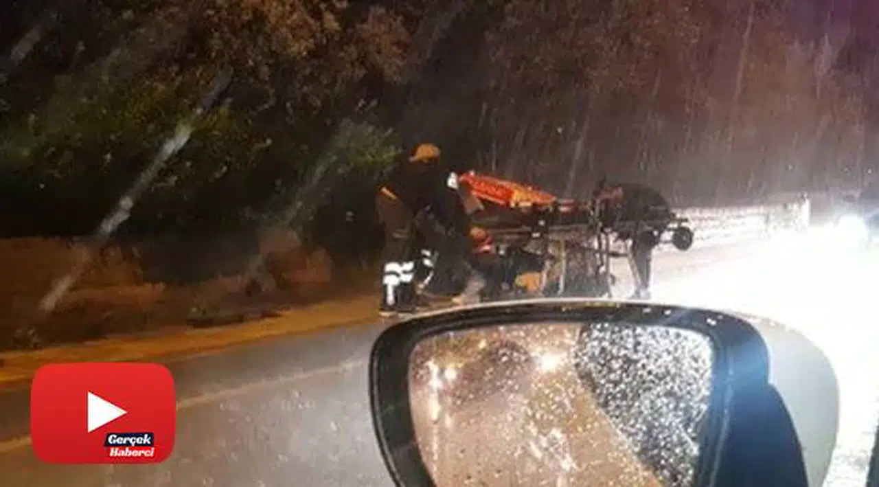 Plajdan söktüğü şemsiye ile sağanak yağışta yaralının yardımına koştu