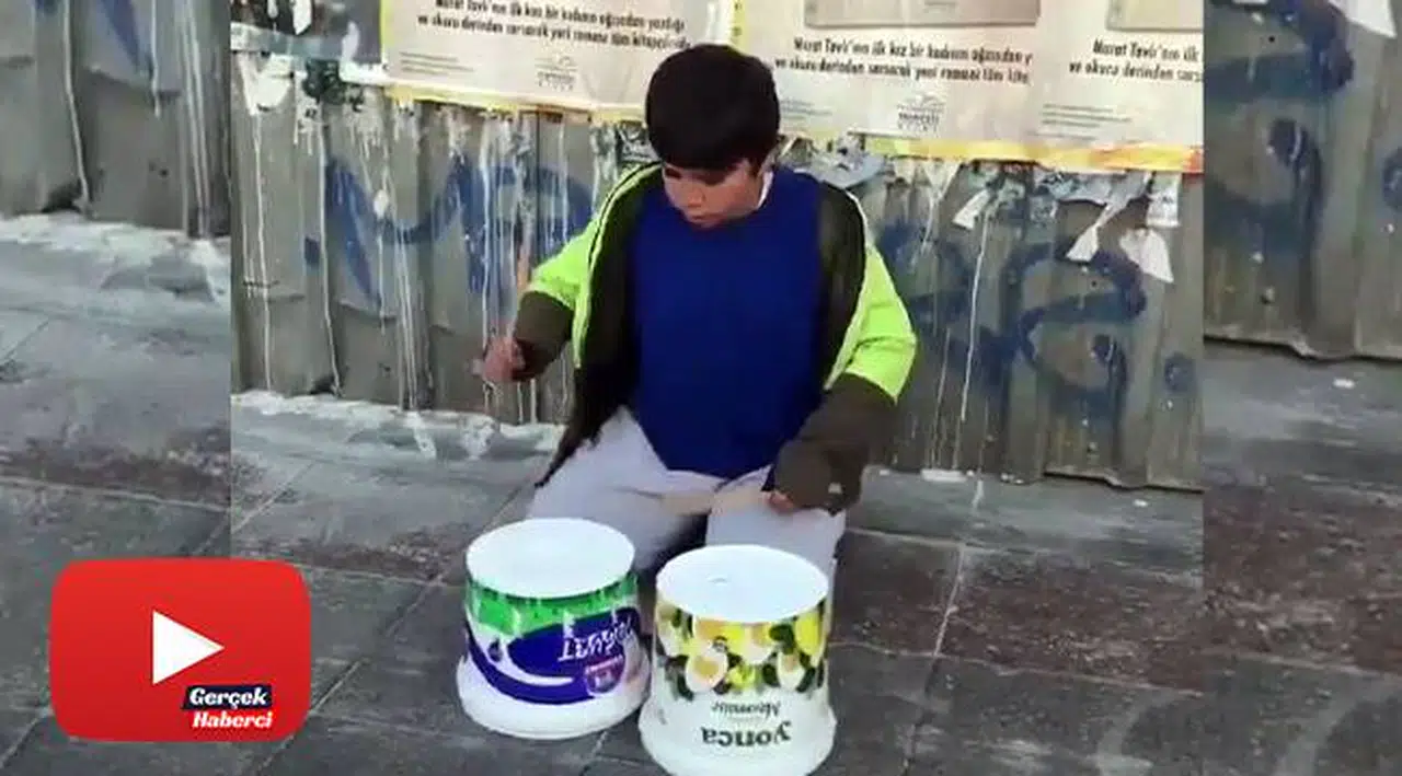Sokakta yoğurt kovalarıyla ünlü bateristlere taş çıkarttı