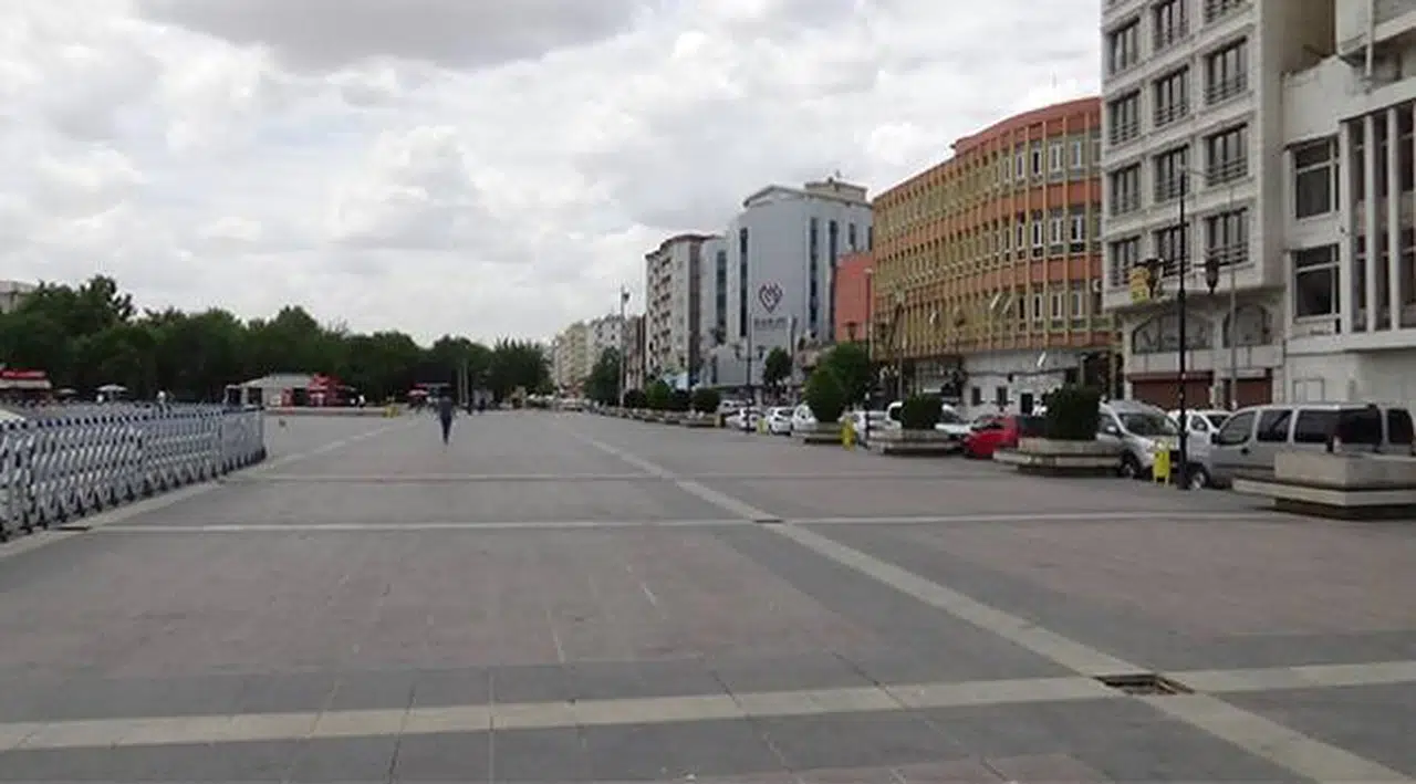 Vaka sayısı artan Diyarbakır'da vatandaşlar eve çekildi